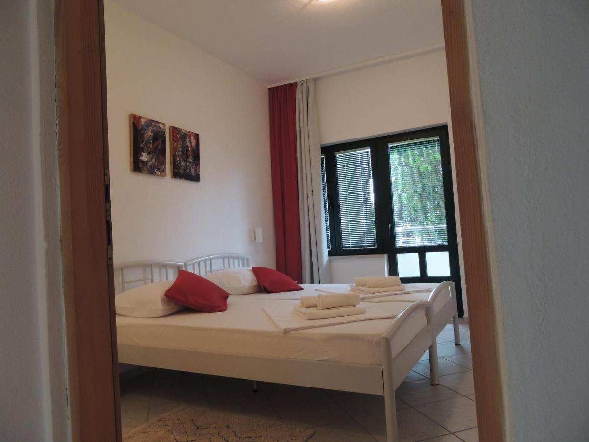 Apartments Suljic - Cash Only Property สตารีกราด ภายนอก รูปภาพ