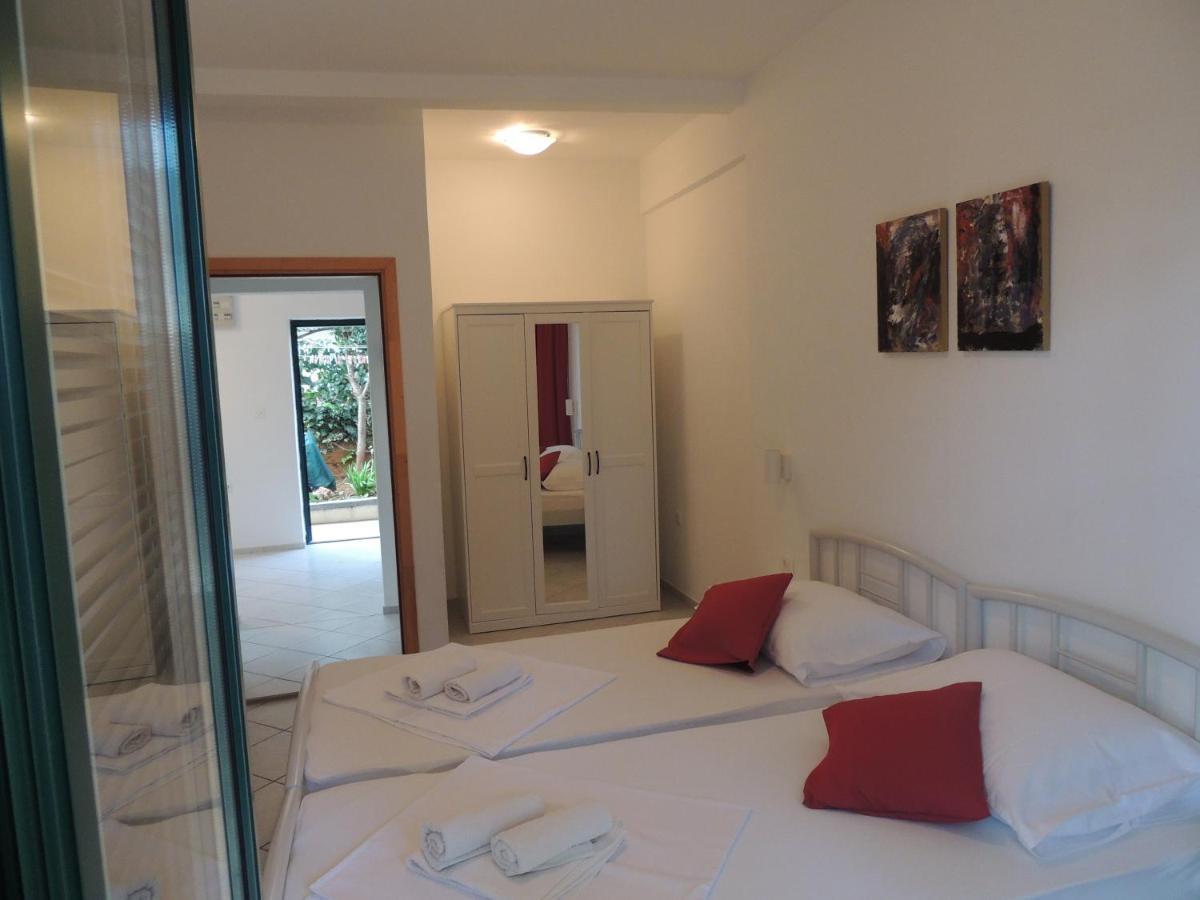 Apartments Suljic - Cash Only Property สตารีกราด ภายนอก รูปภาพ