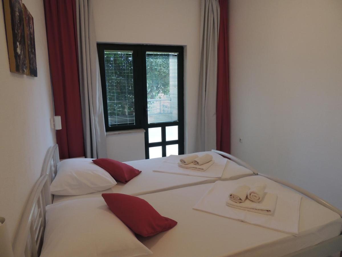 Apartments Suljic - Cash Only Property สตารีกราด ภายนอก รูปภาพ