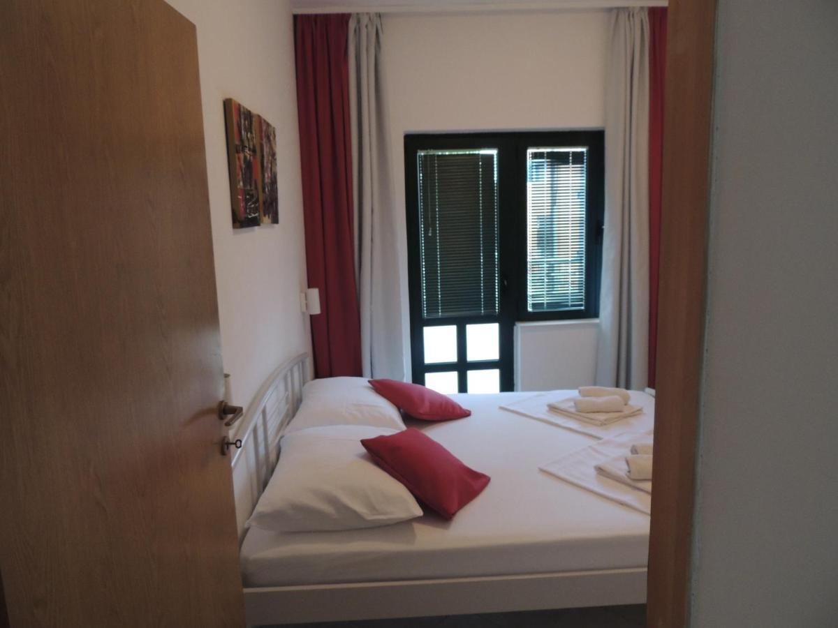 Apartments Suljic - Cash Only Property สตารีกราด ภายนอก รูปภาพ